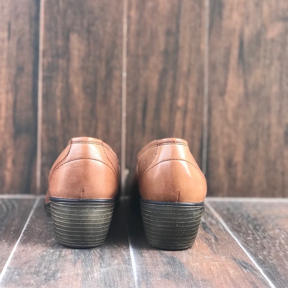 Cognac Leather Split Top Enclosed Wedge Pump - Picture 5 of 7